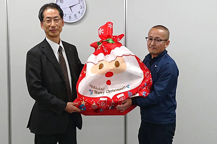 こども家「ノイエ」への厨房機器・知育玩具の贈呈式