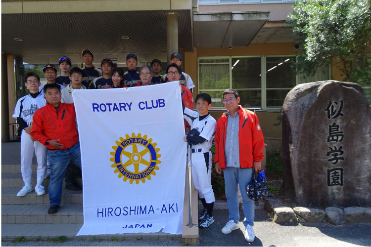 似島学園児童との野球練習とスポーツ用具寄贈